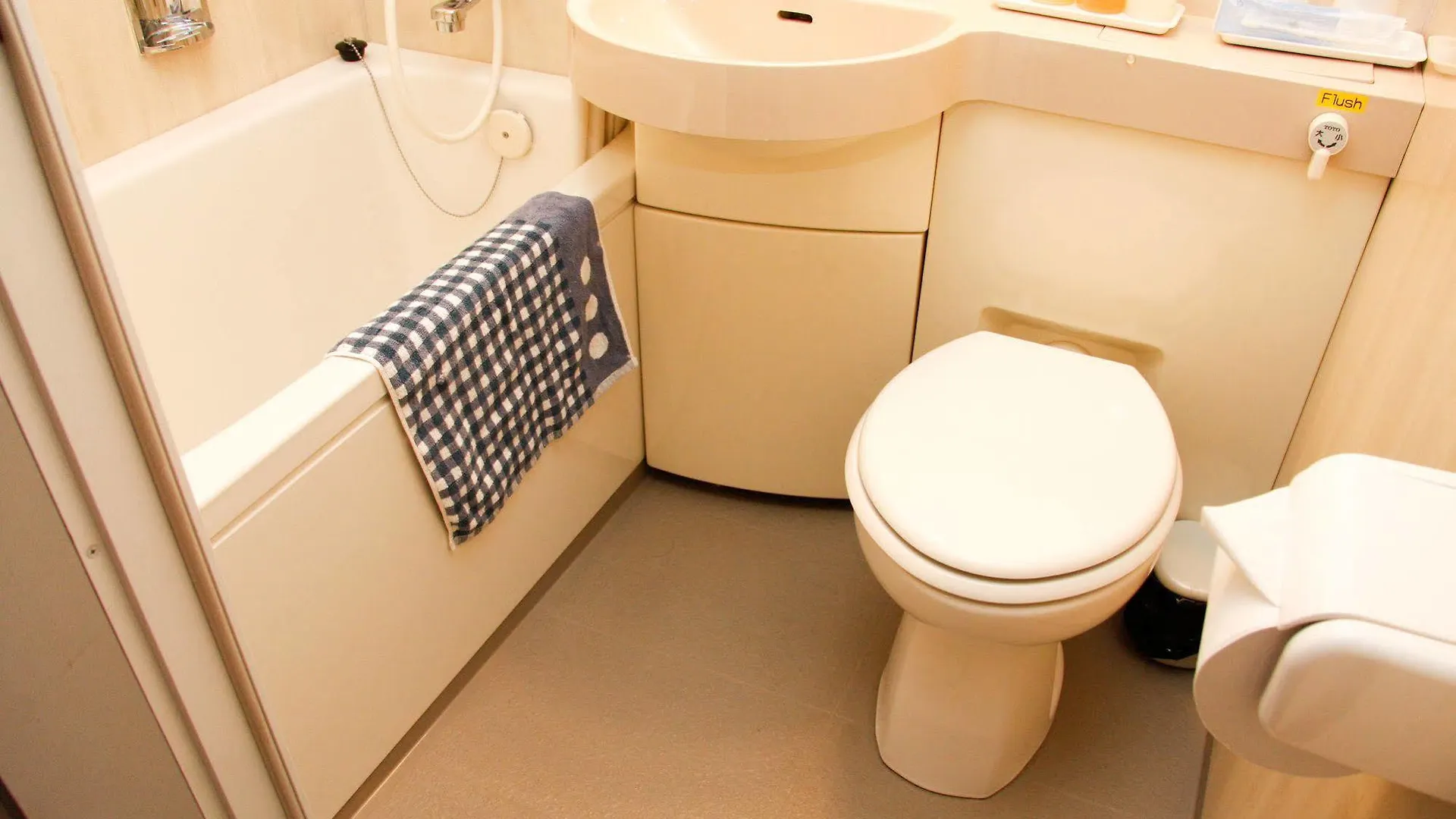 Shin-Osaka Youth Hostel Japón