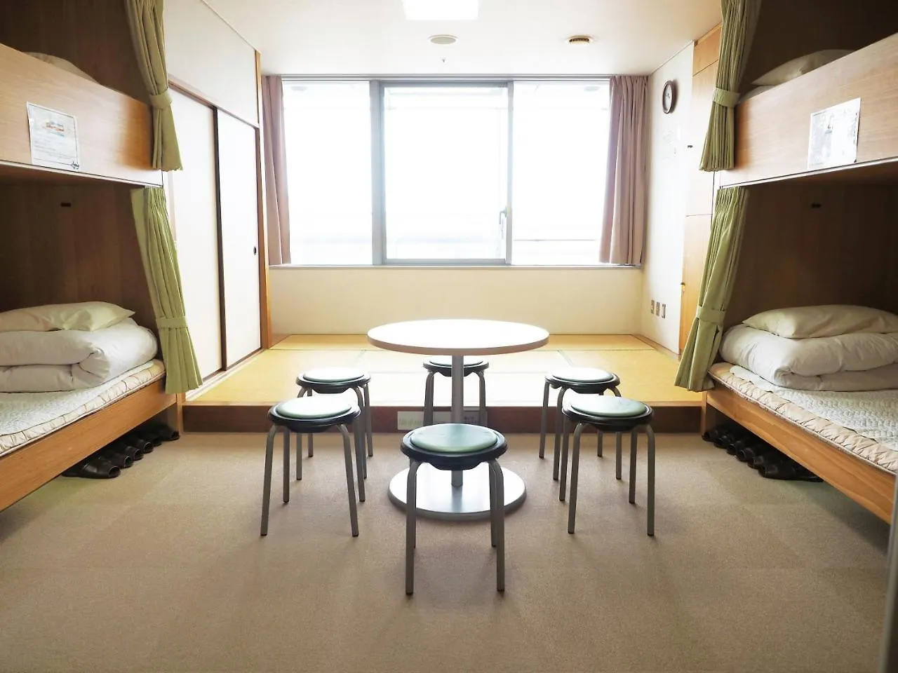 Shin-Osaka Youth Hostel  Ōsaka